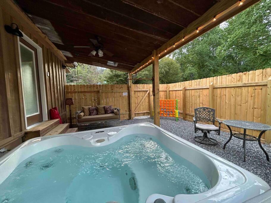 Blissful Nook Tiny Home ~ Cozy Retreat W/ Hot Tub; Near Town And Deep Creek Bryson City Ngoại thất bức ảnh